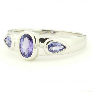 18ct white gold Tanzanite 3 stone Ring size N